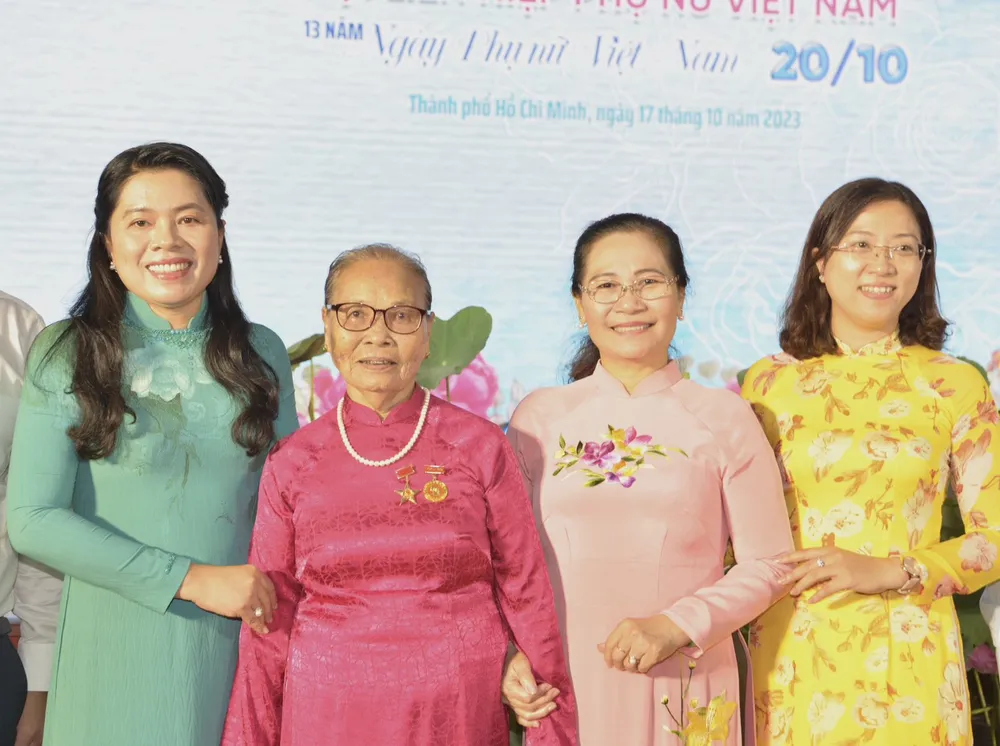 Phó Bí thư Thành ủy, Chủ tịch HĐND TPHCM Nguyễn Thị Lệ cùng các đại biểu tại buổi họp mặt. Ảnh: CAO THĂNG