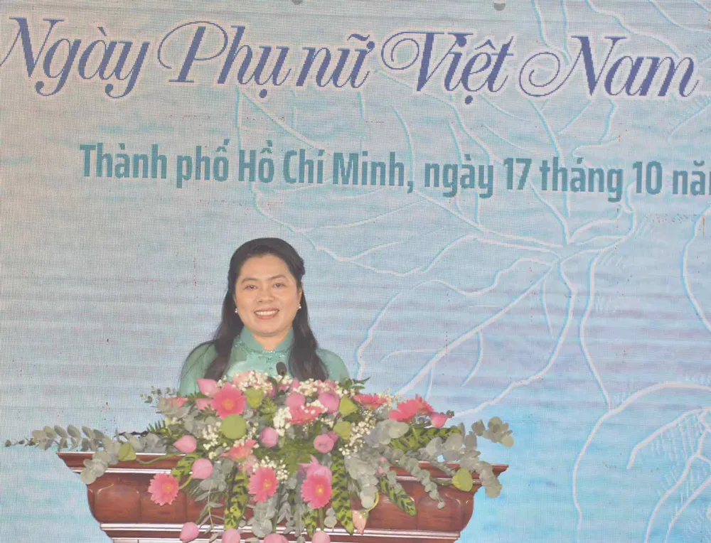 Chủ tịch Hội LHPN TPHCM Nguyễn Trần Phượng Trân phát biểu tại buổi họp mặt. Ảnh: CAO THĂNG