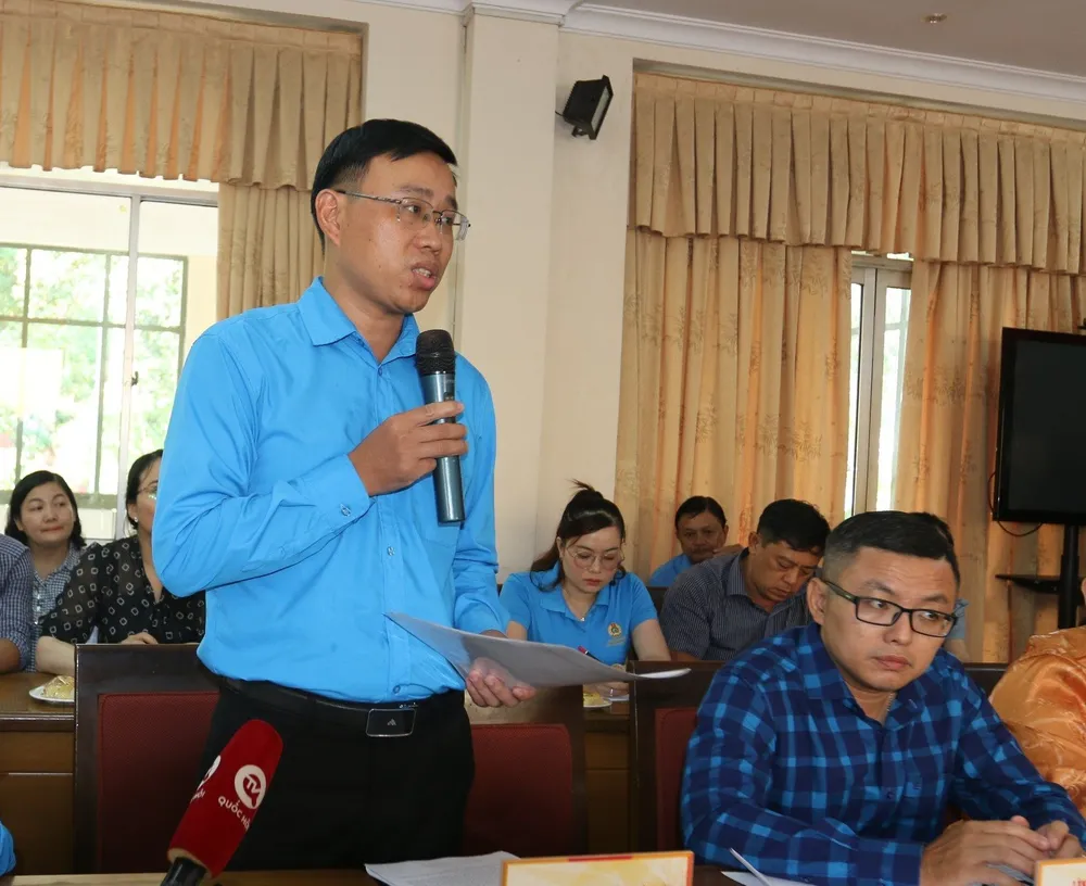 Chủ tịch Công đoàn Công ty CP Cơ khí XD Đại Dũng Nguyễn Văn Hùng nêu ý kiến với đoàn Đại biểu Quốc hội TPHCM