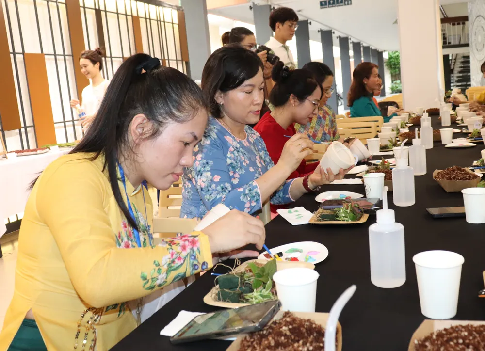 Nữ CNVC-LĐ tham gia vẽ chậu và trồng cây tại buổi họp mặt