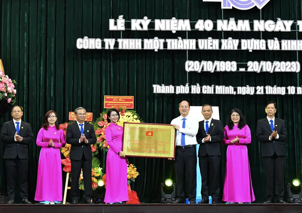 Phó Bí thư Thành ủy TPHCM Nguyễn Hồ Hải trao tặng Bảng đồng với khẩu hiệu: “Trách nhiệm – Khát vọng – Thịnh vượng” đến tập thể công ty. Ảnh: VIỆT DŨNG