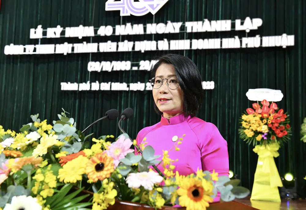 Chủ tịch Hội đồng thành viên Công ty TNHH MTV xây dựng và kinh doanh Nhà Phú Nhuận Nguyễn Thị Kiều Loan phát biểu tại lễ kỷ niệm. Ảnh: VIỆT DŨNG