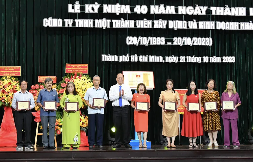Phó Bí thư Thành ủy TPHCM Nguyễn Hồ Hải trao kỷ niệm chương tri ân các cá nhân có thời gian công tác từ 20 năm trở lên tại đơn vị. Ảnh: VIỆT DŨNG