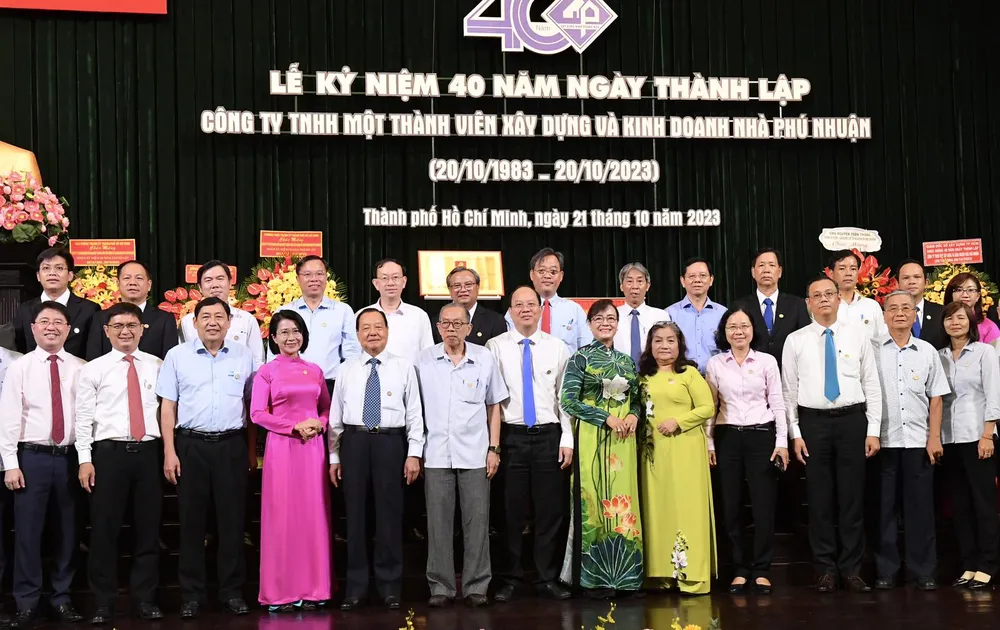 Các đồng chí lãnh đạo, nguyên lãnh đạo Thành ủy TPHCM chúc mừng công ty nhân kỷ niệm 40 năm thành lập. Ảnh: VIỆT DŨNG