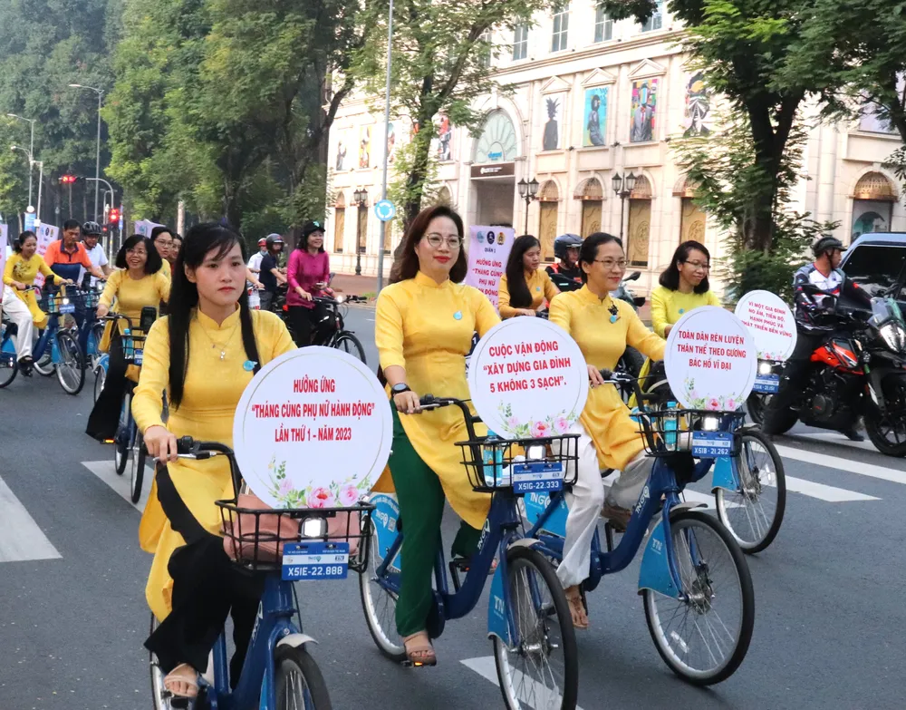 Phụ nữ quận 1 mặc áo dài diễu hành xe đạp qua các tuyến đường
