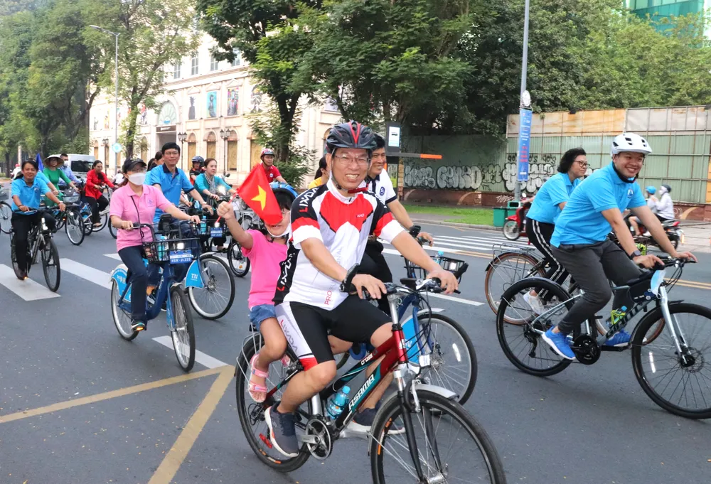 Nhiều cán bộ công chức cùng con nhỏ tham gia diễu hành xe đạp hưởng ứng chương trình