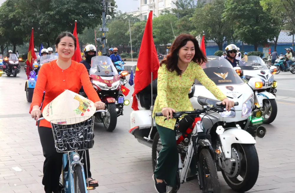 Nhiều chị mặc áo bà ba đạp xe tại chương trình