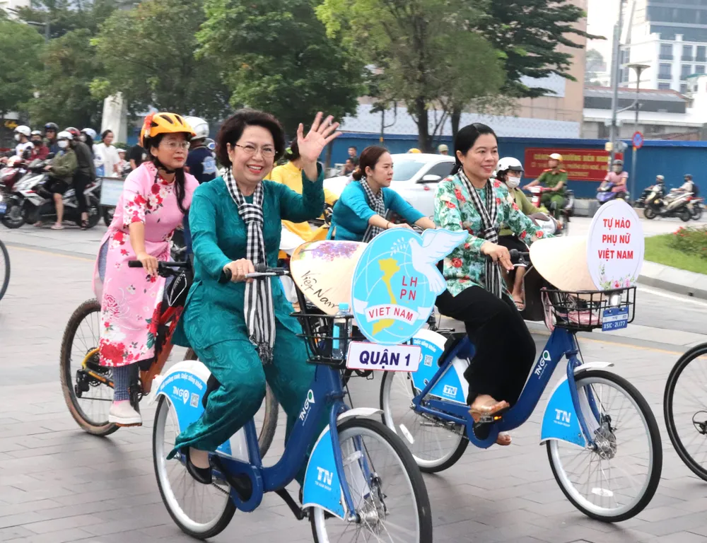 Bí thư Quận ủy quận 1 Tô Thị Bích Châu đạp xe hưởng ứng “Tháng cùng phụ nữ hành động” sáng 21-10