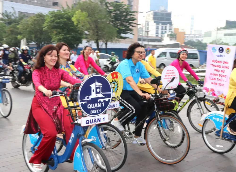 Niềm vui của người trẻ khi tham gia chương trình ý nghĩa vào sáng cuối tuần