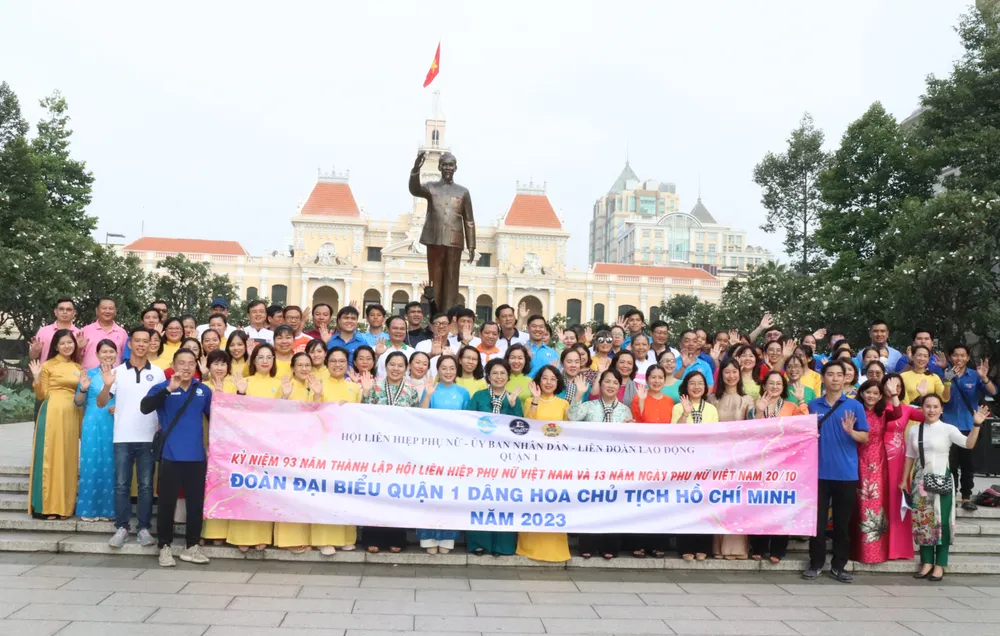 Đoàn dâng hoa và chụp ảnh lưu niệm tại Tượng đài Chủ tịch Hồ Chí Minh trên đường Nguyễn Huệ