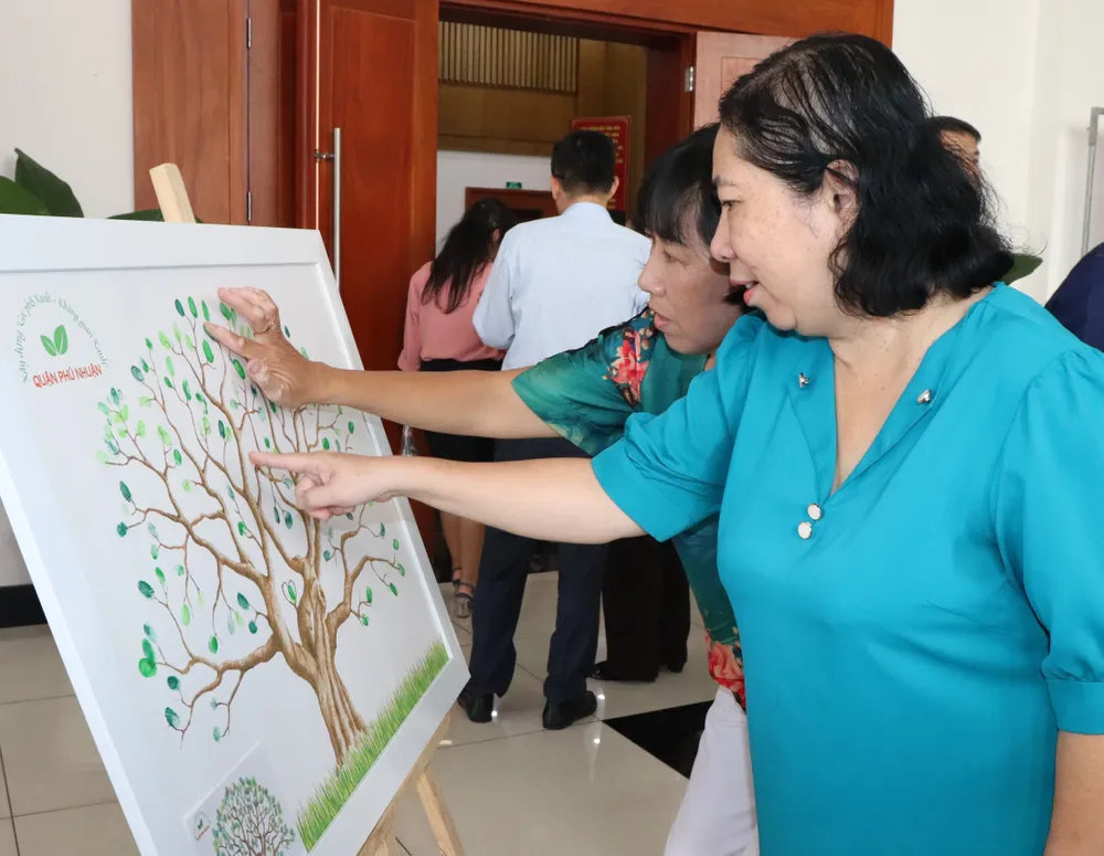 Các đại biểu tham gia hưởng ứng điểm dấu vân tay để chung tay xây dựng quận Phú Nhuận xanh sạch