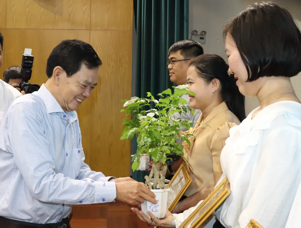 Phó Bí thư Thường trực Quận ủy quận Phú Nhuận Huỳnh Đăng Linh tặng cây xanh biểu dương đơn vị tiêu biểu tham gia hội thi