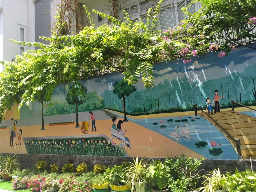 Một góc phố được người dân trồng, trang trí cây xanh và vẽ tường để giúp không gian thêm xanh, sạch