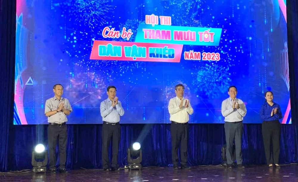 Phó Bí thư Thành ủy TPHCM Nguyễn Phước Lộc thực hiện nghi thức khai mạc hội thi