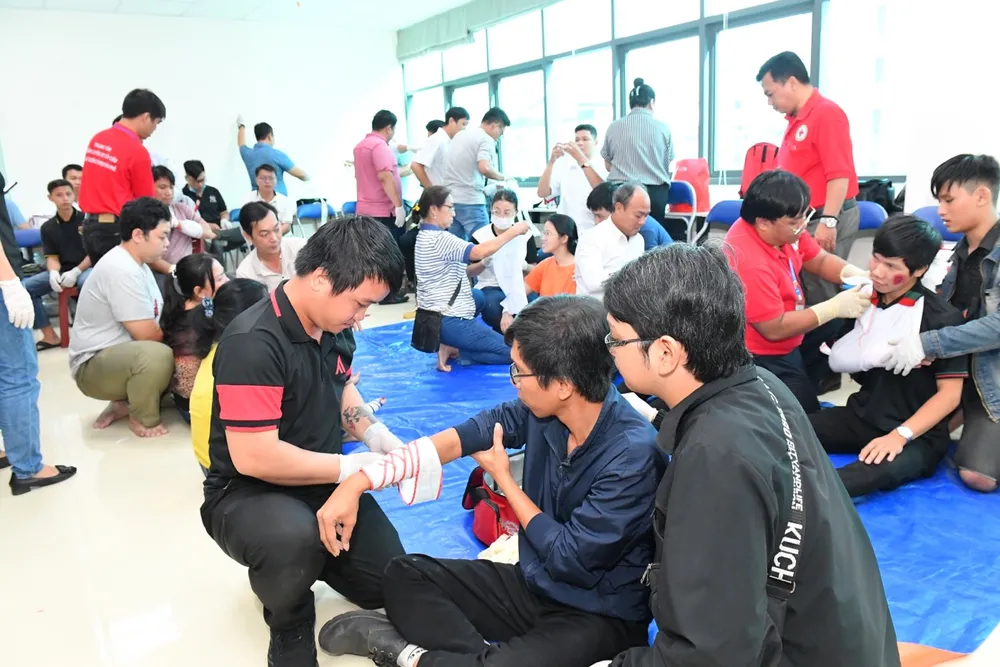 Diễn tập sơ cấp cứu tại điểm Nguyễn Thị Minh Khai. Ảnh: VIỆT DŨNG