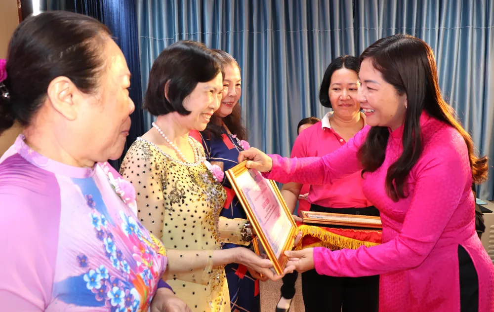 Phó Chủ tịch Hội LHPN TPHCM Nguyễn Thị Ngọc Linh biểu dương nữ chủ nhà trọ tiêu biểu năm 2023