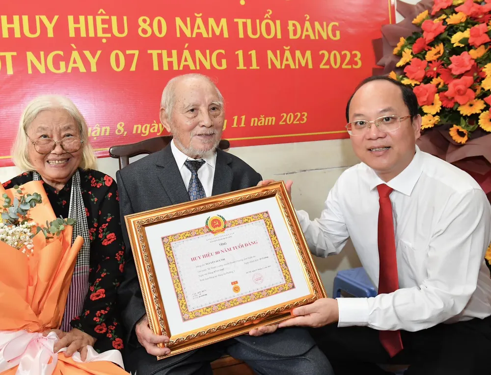 Phó Bí thư Thành ủy TPHCM Nguyễn Hồ Hải chúc mừng đảng viên Nguyễn Duy Thi nhận Huy hiệu 80 năm tuổi Đảng. Ảnh: VIỆT DŨNG Phó Bí thư Thành ủy TPHCM Nguyễn Hồ Hải chúc mừng đảng viên Nguyễn Duy Thi nhận Huy hiệu 80 năm tuổi Đảng. Ảnh: VIỆT DŨNG