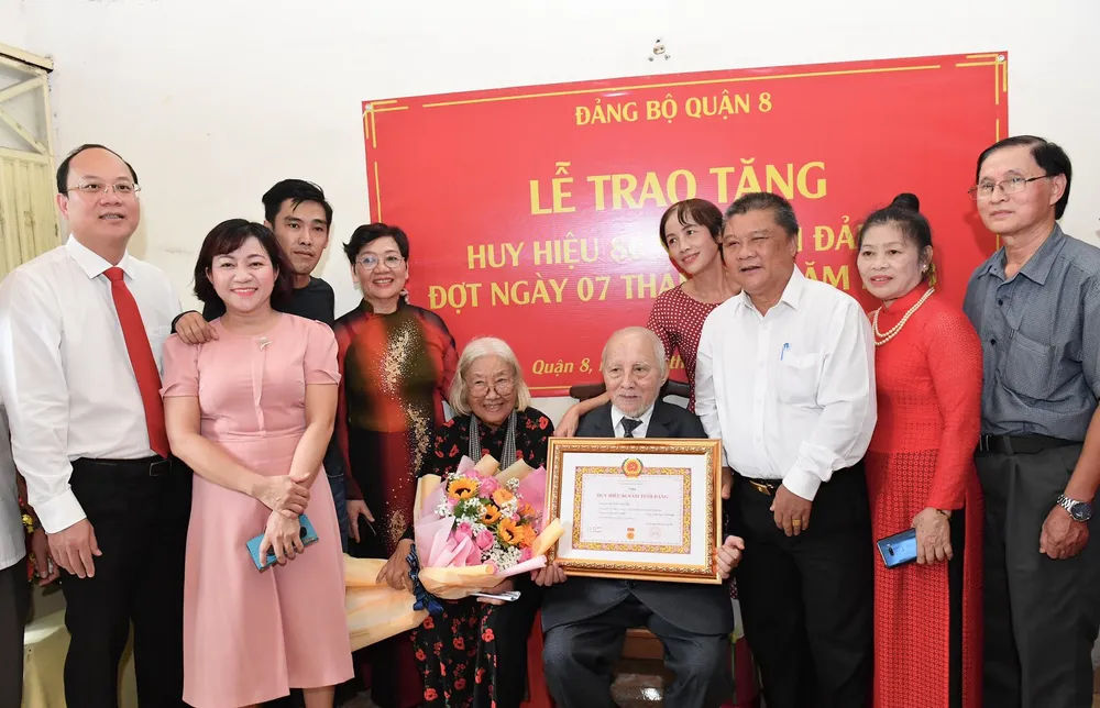 Đồng chí Nguyễn Hồ Hải cùng gia đình, người thân chúc mừng đồng chí Nguyễn Duy Thi. Ảnh: VIỆT DŨNG Đồng chí Nguyễn Hồ Hải cùng gia đình, người thân chúc mừng đồng chí Nguyễn Duy Thi. Ảnh: VIỆT DŨNG