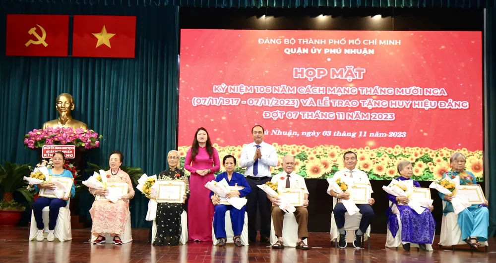 Trong dịp kỷ niệm 106 năm Cách mạng Tháng Mười Nga, Đảng bộ quận Phú Nhuận có 76 đảng viên nhận huy hiệu Đảng