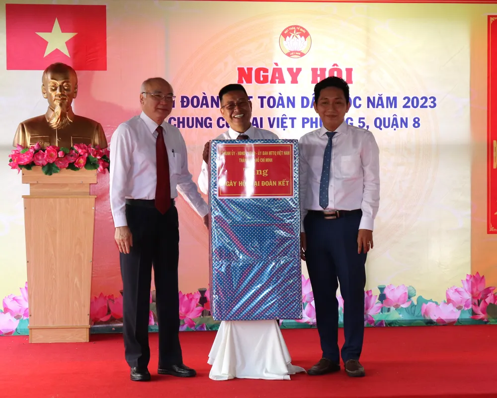 Đồng chí Phan Nguyễn Như Khuê tặng quà của Thành ủy, HĐND, UBND, Ủy ban MTTQ Việt Nam TPHCM đến Ban công tác Mặt trận cụm chung cư Giai Việt