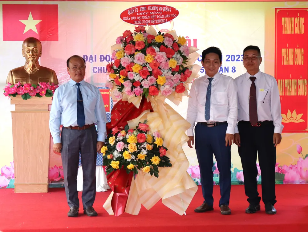 Phó Bí thư Thường trực Quận ủy quận 8 Đỗ Hữu Trí tặng hoa chúc mừng ngày hội