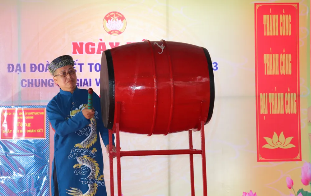 Đại diện Ban công tác Mặt trận cụm chung cư Giai Việt đánh trống khai mạc ngày hội Đại đoàn kết toàn dân tộc tại chung cư