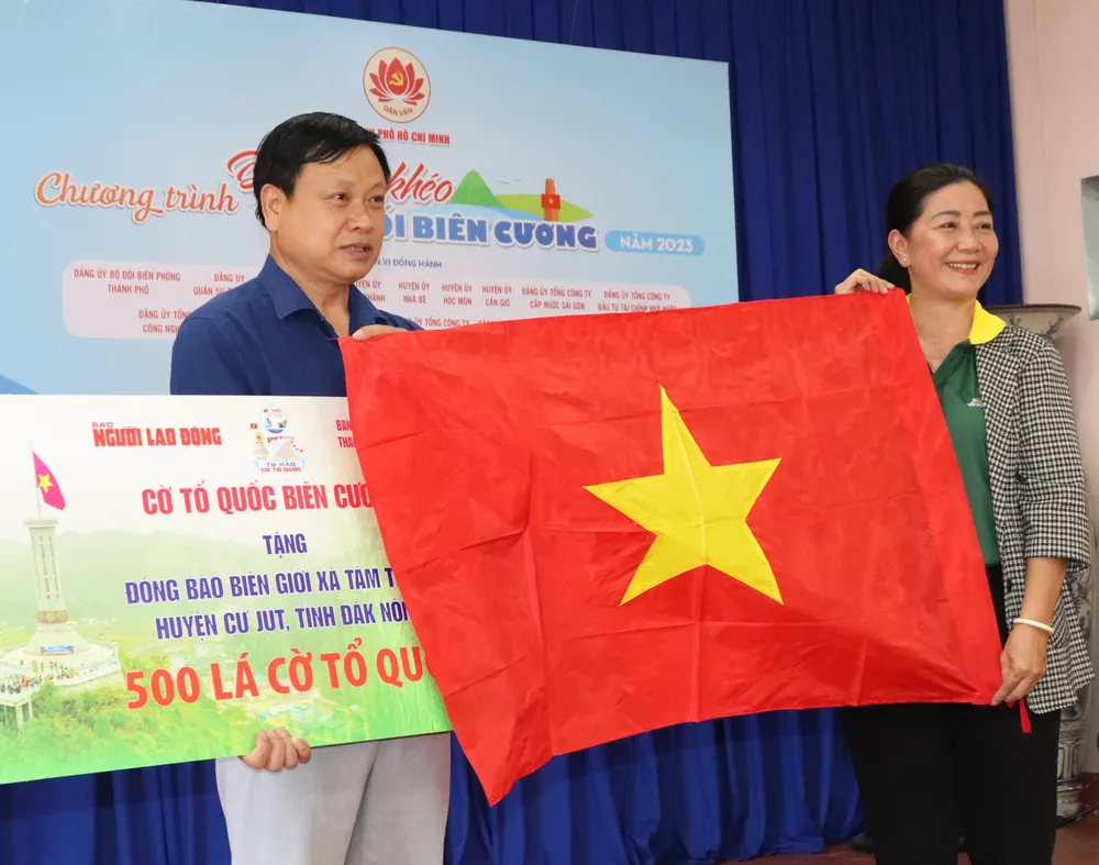 Phó Trưởng Ban Thường trực Ban Dân vận Thành ủy TPHCM Nguyễn Thị Bạch Mai trao tặng 500 lá cờ Tổ quốc đến đại diện thị trấn Ea T’Ling, huyện Cư Jút (tỉnh Đắk Nông)