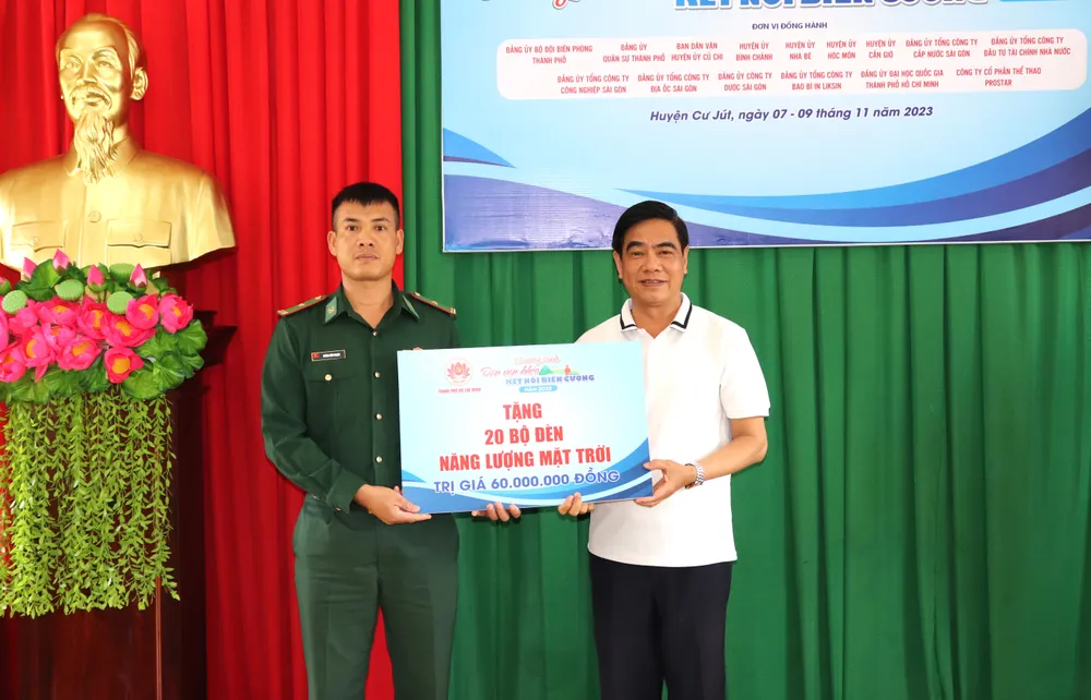 Nguyên Phó Trưởng Ban Dân vận Thành ủy TPHCM Ngô Văn Luận trao bộ đèn năng lượng mặt trời đến Đồn Biên phòng Đắk Ken