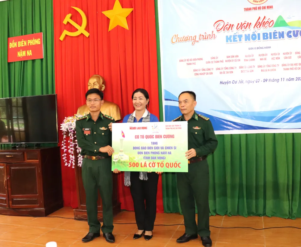 Phó Trưởng Ban Thường trực Ban Dân vận Thành ủy TPHCM Nguyễn Thị Bạch Mai trao cờ Tổ quốc đến Đồn Biên phòng Nậm Na