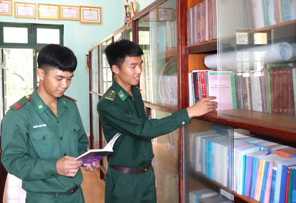 Cán bộ, chiến sĩ Đồn Biên phòng Nậm Na đọc sách sau thời gian làm nhiệm vụ