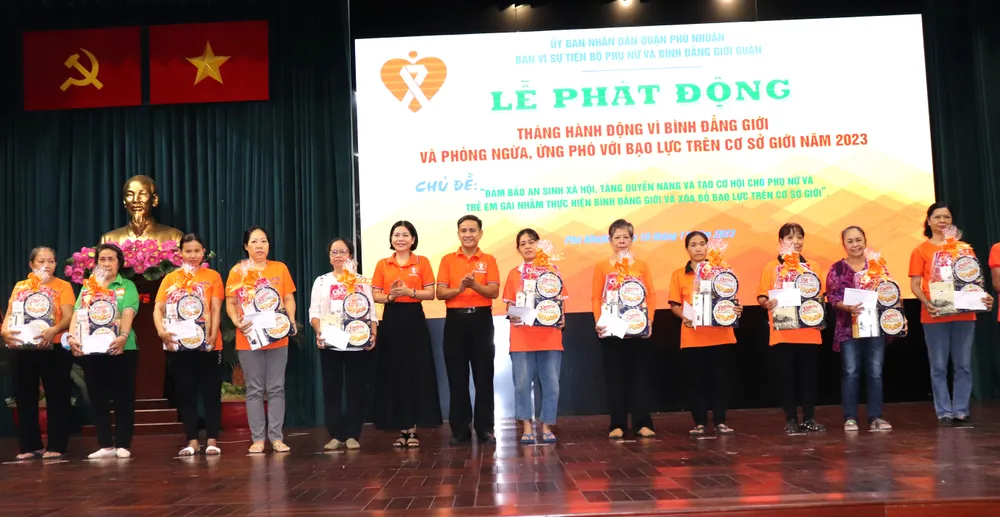 Trao quà chăm lo phụ nữ khó khăn tại quận Phú Nhuận