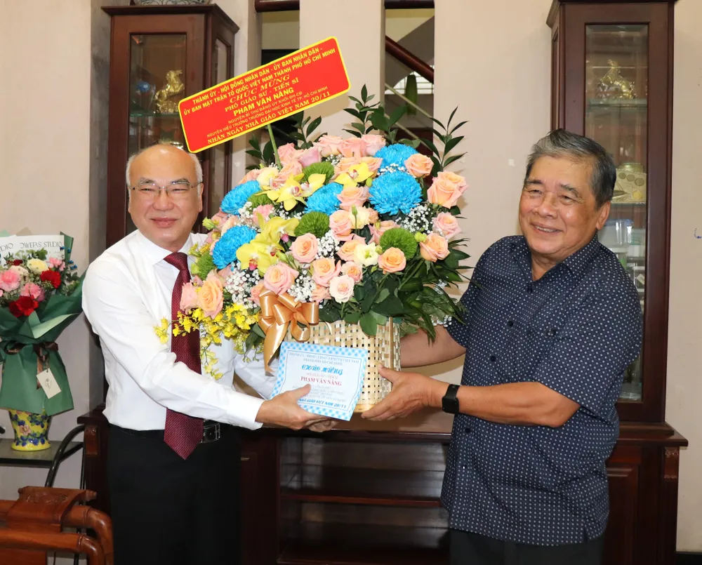 Trưởng Ban Tuyên giáo Thành ủy TPHCM Phan Nguyễn Như Khuê tặng hoa và quà chúc mừng PGS-TS Phạm Văn Năng nhân Ngày Nhà giáo Việt Nam