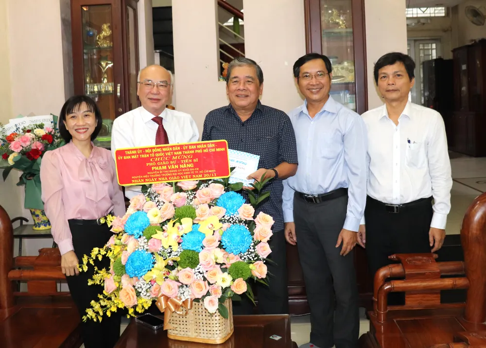 Đoàn thăm và chúc sức khỏe PGS-TS Phạm Văn Năng