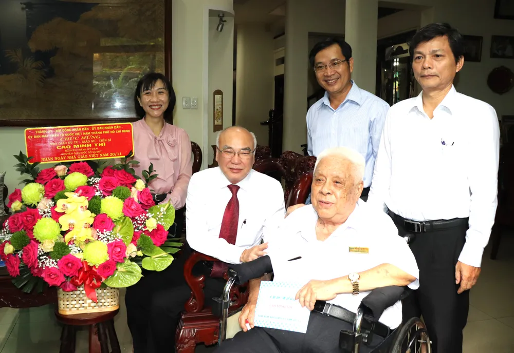 Trưởng Ban Tuyên giáo Thành ủy TPHCM Phan Nguyễn Như Khuê cùng đoàn chúc mừng Nhà giáo ưu tú, GS-TS Cao Minh Thì nhân dịp 20-11