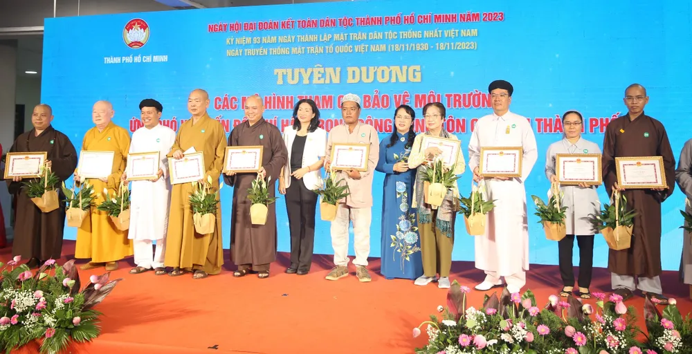 Chủ tịch Ủy ban MTTQ Việt Nam TPHCM Trần Kim Yến tuyên dương mô hình tham gia bảo vệ môi trường. Ảnh: LONG HỒ