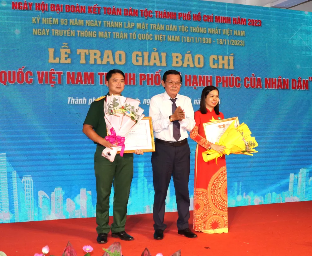 Chủ tịch Hội Nhà báo TPHCM Nguyễn Tấn Phong trao giải Nhì (bảng A) đến các tác giả. Ảnh LONG HỒ