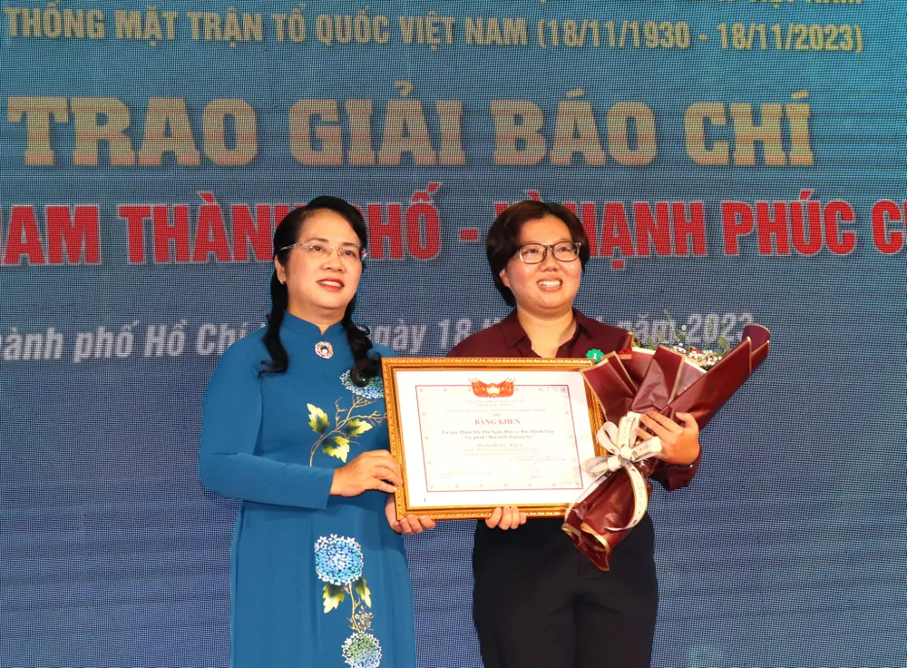 Chủ tịch Ủy ban MTTQ Việt Nam TPHCM Trần Kim Yến trao giải Đặc biệt (bảng A) đến tác giả Thu Ngân của Báo Thanh Niên. Ảnh: LONG HỒ