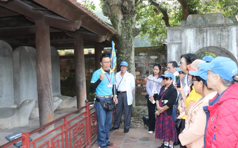 Đoàn đến thăm Văn miếu - Quốc Tử Giám Đoàn đến thăm Văn miếu - Quốc Tử Giám