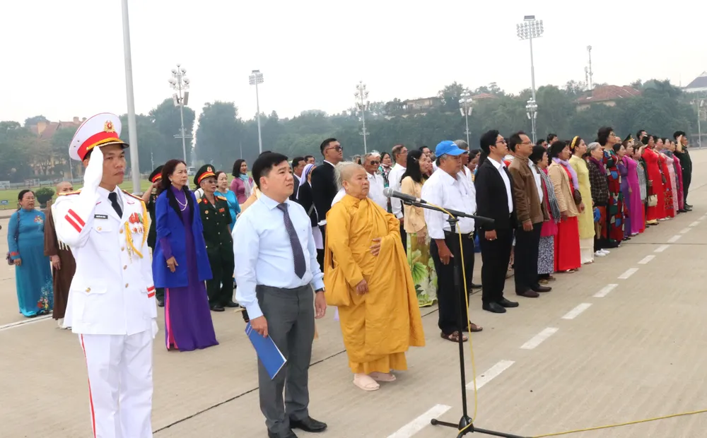 Các thành viên trong đoàn báo công lên Bác Các thành viên trong đoàn báo công lên Bác