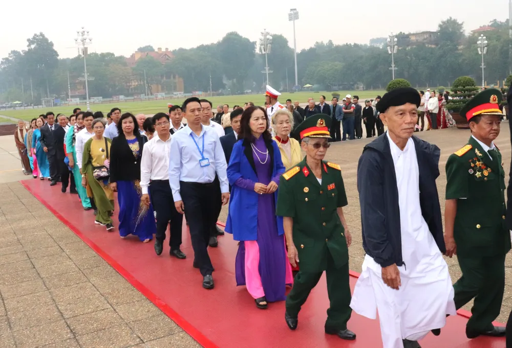 Các thành viên trong đoàn vào viếng Lăng Bác Các thành viên trong đoàn vào viếng Lăng Bác