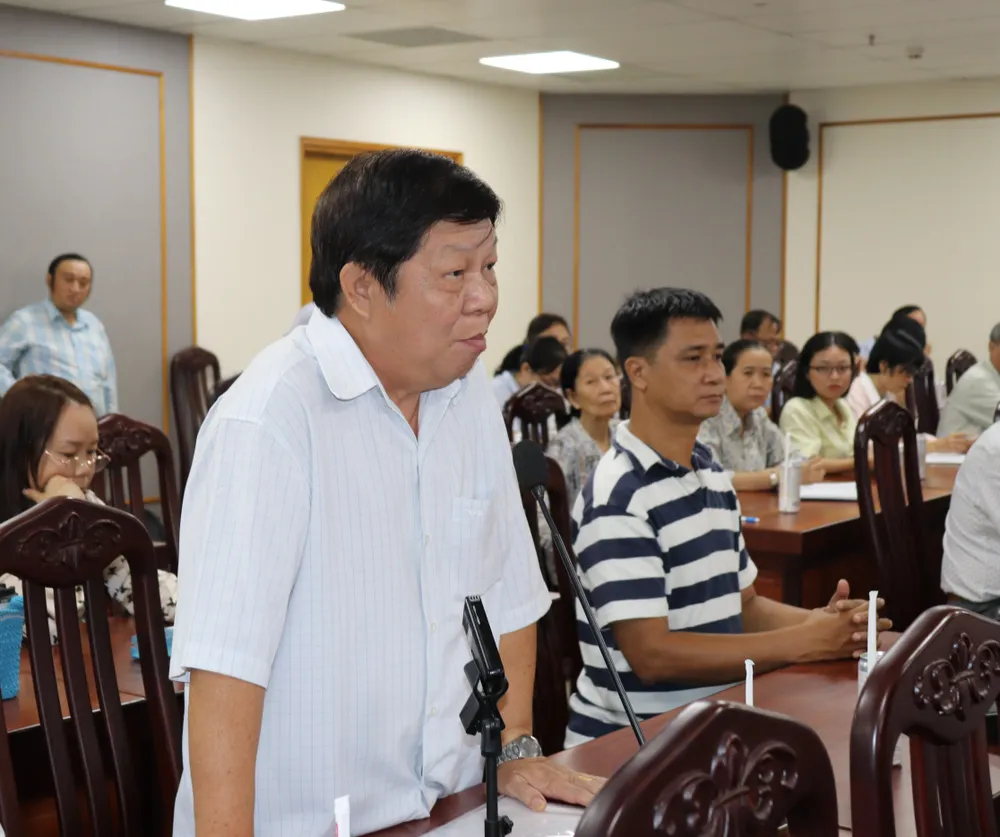 Cử tri Nguyễn Văn Công nêu ý kiến về tình trạng tham nhũng Cử tri Nguyễn Văn Công nêu ý kiến về tình trạng tham nhũng