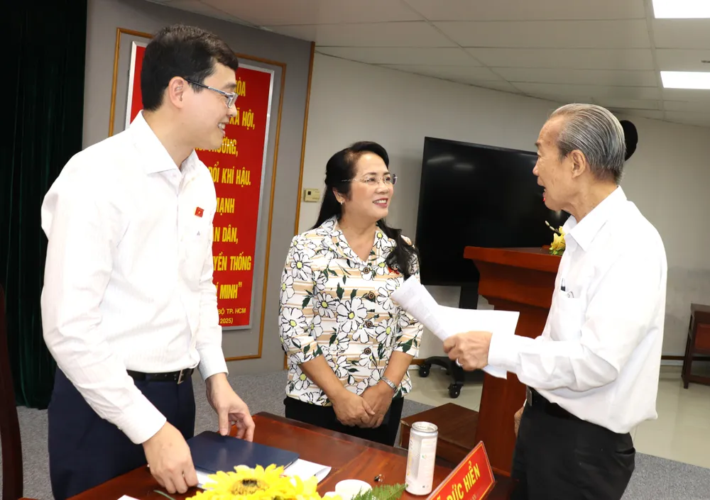 Các đại biểu Quốc hội đơn vị số 2 trao đổi, lắng nghe ý kiến cử tri tại buổi tiếp xúc cử tri quận 3 Các đại biểu Quốc hội đơn vị số 2 trao đổi, lắng nghe ý kiến cử tri tại buổi tiếp xúc cử tri quận 3