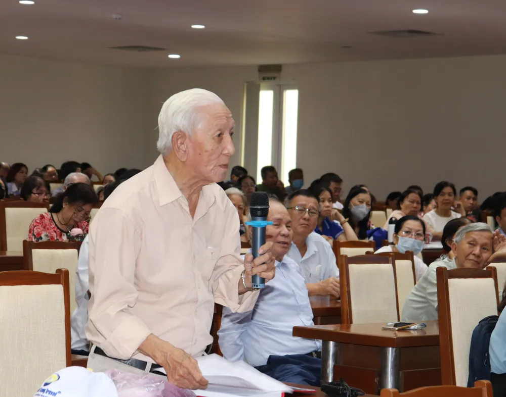 Nhiều cử tri cao tuổi tham gia buổi TXCT nêu kiến nghị với các đại biểu