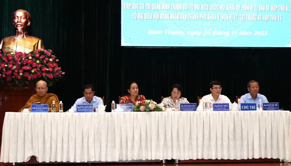 Các đại biểu Quốc hội và HĐND TPHCM lắng nghe ý kiến cử tri quận Bình Thạnh