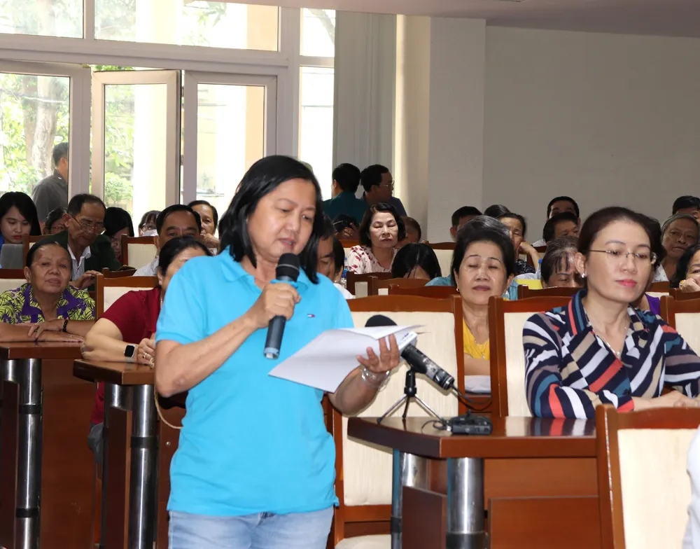 Cử tri quận Bình Thạnh nêu ý kiến tại buổi TXCT