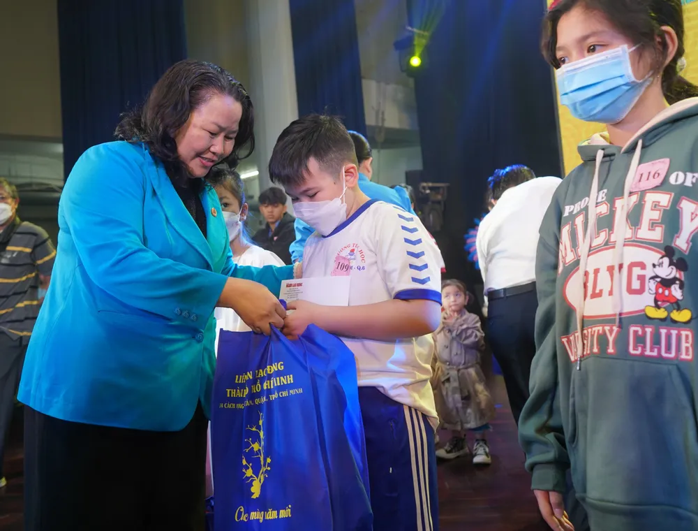 pho-chu-tich-ldld-tphcm-le-thi-kim-thuy-trao-qua-cho-tre-hoan-canh-kho-khan-tai-chuong-trinh-tet-cho-em-928.jpg