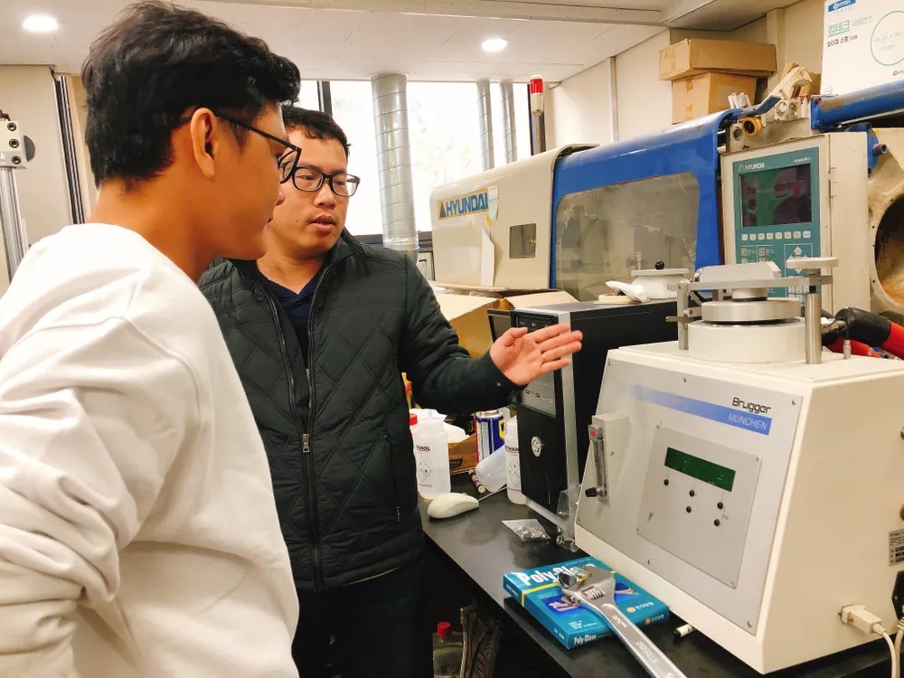 Đại diện Công ty Cổ phần Graphene Life giới thiệu máy kiểm tra độ dẻo của vật liệu graphene ở Hàn Quốc.jpg