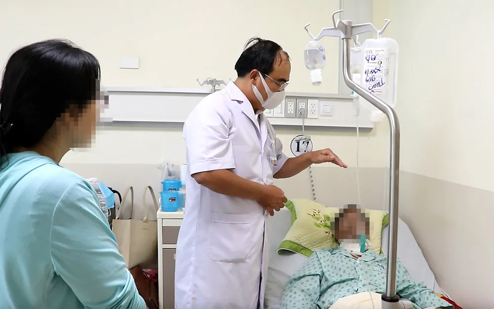 TS.BS Nguyễn Anh Khôi, Bệnh viện Ung Bưới thăm khám bệnh nhân sau phẫu thuật. Ảnh - NGÔ BÌNH.jpg