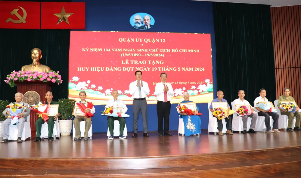 Phó Bí thư Thành ủy TPHCM Nguyễn Phước Lộc chúc mừng các đảng viên nhận Huy hiệu Đảng đợt 19-5 tại quận 12