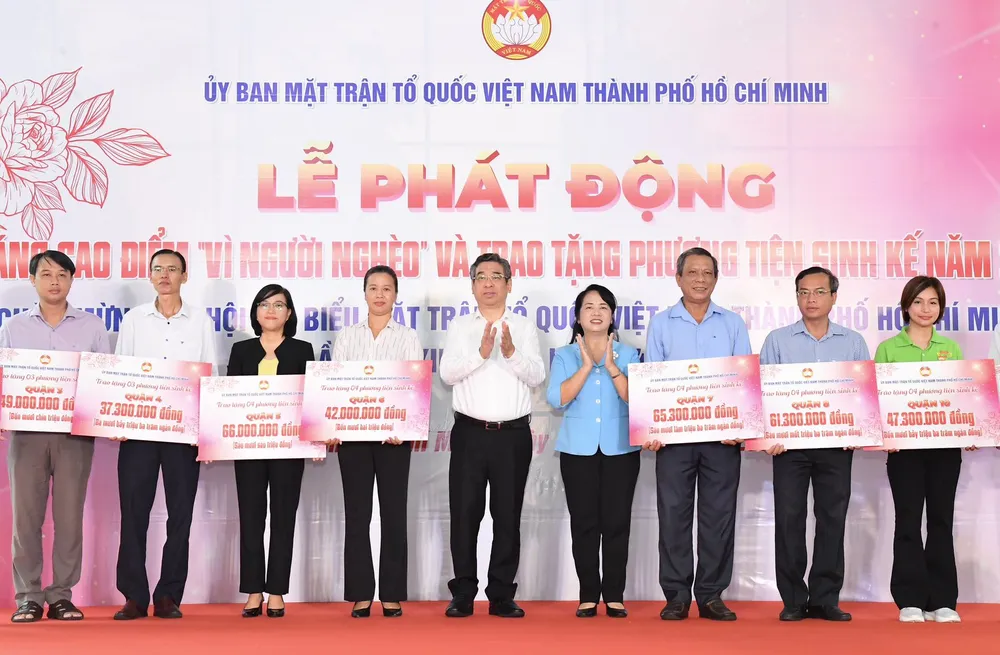 trao bảng tượng trưng hỗ trợ phương tiện sinh kế cho hộ nghèo đến các quận, huyện và TP Thủ Đức. Ảnh VIỆT DŨNG.jpg